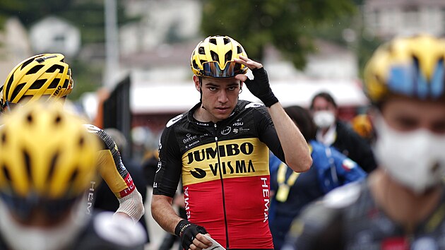 Wout van Aert se sousted na start osm etapy Tour de France.