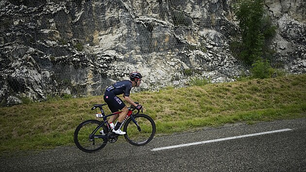 Jonathan Castroviejo šlape po trati osmé etapy Tour de France.