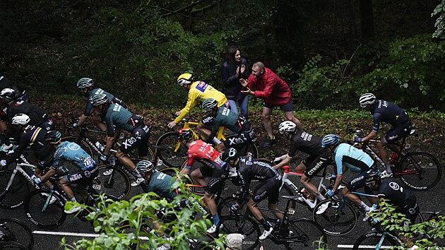 Mathieu Van Der Poel jede ve lutm dresu bhem osm etapy Tour de France.