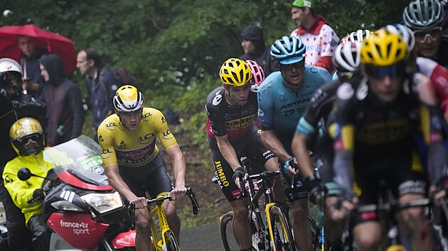 Mathieu Van Der Poel odpadá ze skupiny favoritů během osmé etapy Tour de France. Před ním jede Wout van Aert.