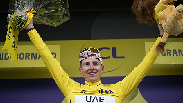 Tadej Pogaar se v osm etap Tour de France raduje ze zisku lutho dresu.
