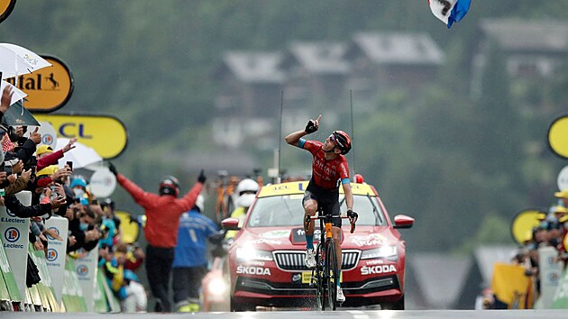 Dylan Teuns slaví, po dlouhé sólojízdě vyhrál osmou etapu Tour de France.