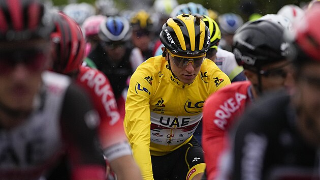 Tadej Pogačar jede ve žlutém dresu uprostřed pelotonu během deváté etapy Tour de France