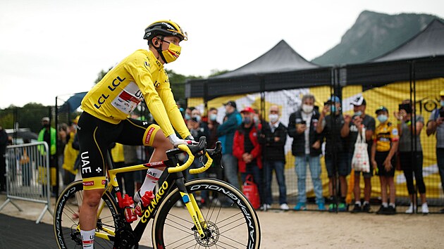 Tadej Pogačar přijíždí na start deváté etapy Tour de France.