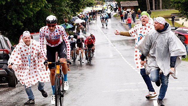Lídr vrchařské soutěže Wout Poels se vzdaluje svým soupeřům během deváté etapy Tour de France.