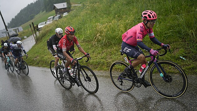 Sergio Higuita, Nairo Quintana a Ben O'Connor (zprava) unikají svým soupeřům během deváté etapy Tour de France.