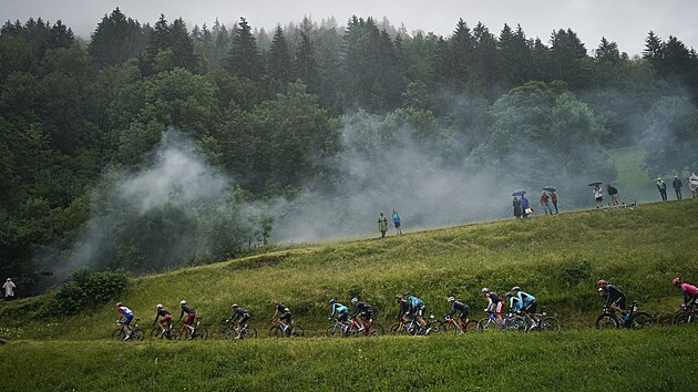 Cyklist stoupaj na Col du Pr bhem devt etapy Tour de France.