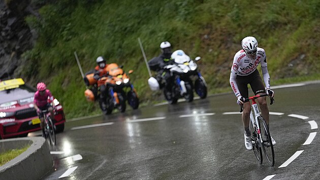 Ben O'Connor se vzdaluje Sergiu Higuitovi během deváté etapy Tour de France.