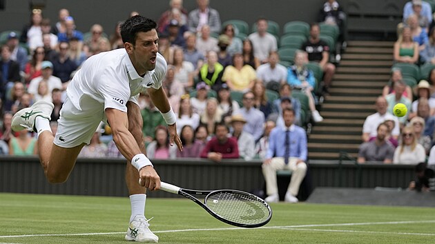Srb Novak Djokovi bhem osmifinle Wimbledonu.