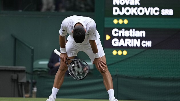 Srb Novak Djokovi bhem osmifinle Wimbledonu.