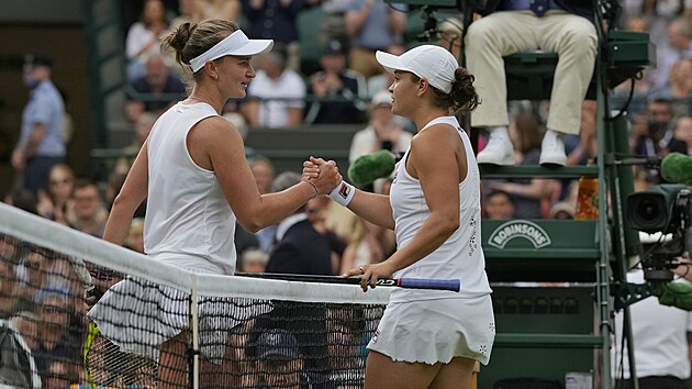 Australanka Ashleigh Bartyová (vpravo) si podává ruku s Barborou Krejčíkovou po osmifinále Wimbledonu.
