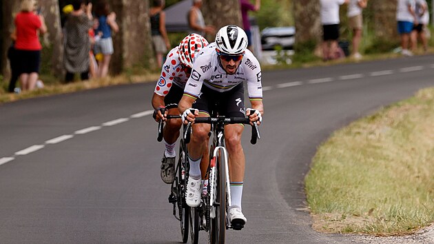 Julian Alaphilippe (vepedu) a Nairo Quintana v niku bhem 11. etapy Tour de France.