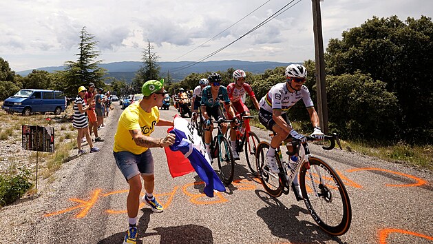 Julian Alaphilippe táhne čtyřčlennou skupinku v úniku během 11. etapy Tour de France.