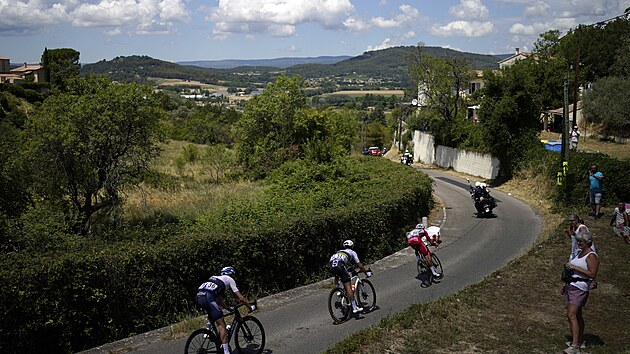 Dan Martin, Julian Alaphilippe a Anthony Perez (zleva) jedou v úniku během 11. etapy Tour de France.