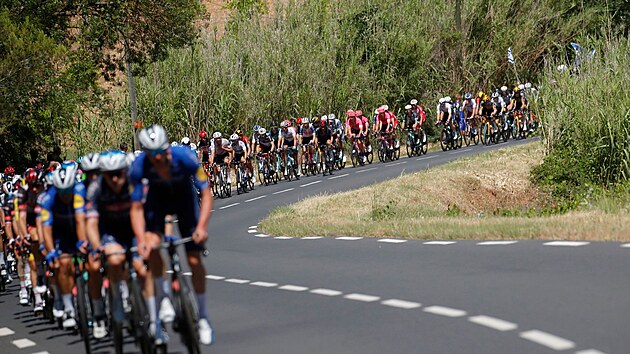 Peloton projíždí po trati třinácté etapy Tour de France.