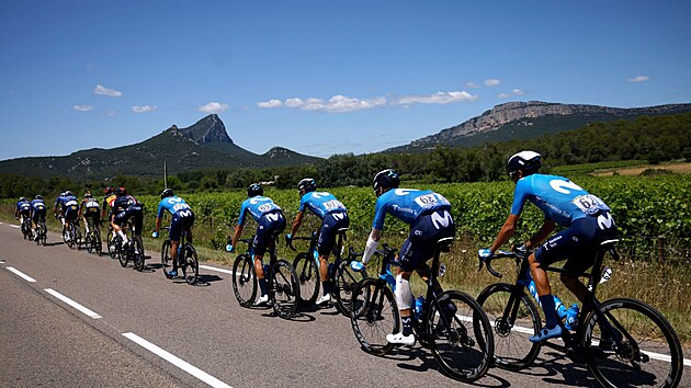 Tým Movistar projíždí po trati třinácté etapy Tour de France.