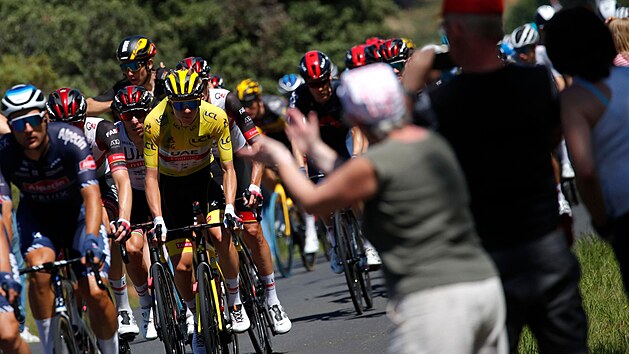 Tadej Pogačar jede ve žlutém dresu během třinácté etapy Tour de France.