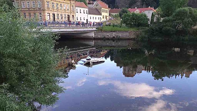 Ve Vranově nad Dyjí vytahovali hasiči 1. 7. 2021 dodávku z řeky.