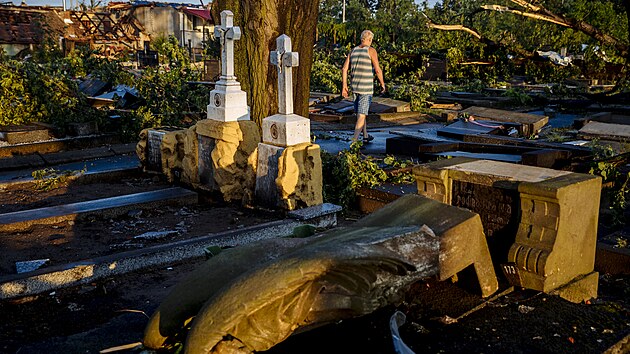 Torndo poniilo 24. ervna 2021 pomnky i lpy na hbitov v Mikulicch.