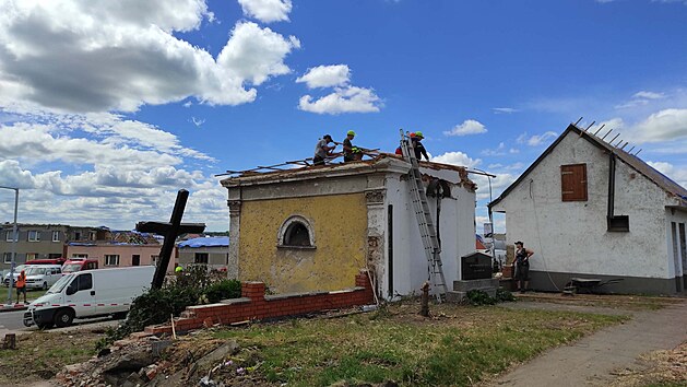 Dobrovoln hasii opravuj mikulickou kapli svatho Rocha, kterou poniilo torndo 24. ervna 2021.