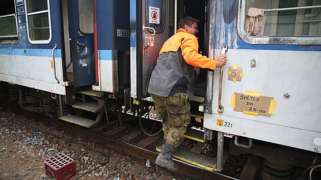 Na nádraží v Hruškách na Břeclavsku jsou lůžkové a lehátkové vozy pro dobrovolníky a další pomocníky s odstraňováním následků ničivého tornáda.