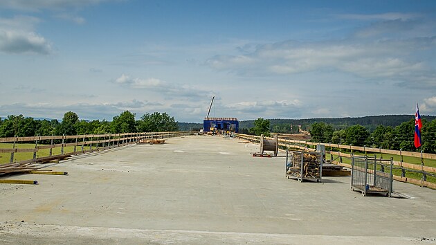 Rozestavěná dálnice D3 nedaleko Budějovic u Roudného. Stav v červnu 2021.