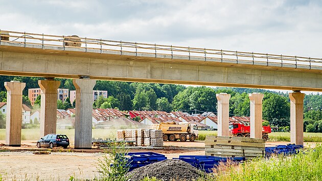 Rozestavěná dálnice D3 v červnu 2021. V pozadí obec Vidov nedaleko Budějovic.