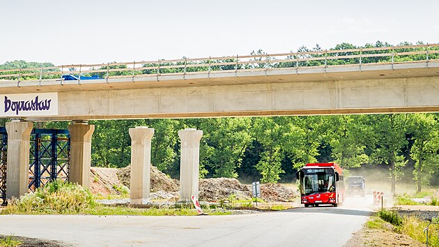 Rozestavn dlnice D3 v ervnu 2021 nedaleko Budjovic.