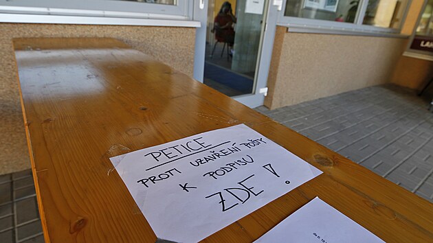 Proti změně v síti poboček České pošty se podepisuje petice. K dispozici je před vstupem na poštu v Březinově ulici.