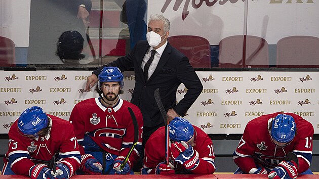 Trenér Montreal Canadiens Dominique Ducharme a jeho zdrcení svěřenci Tyler Toffoli (73), Phillip Danault (24), Brendan Gallagher (11) a Josh Anderson (17).