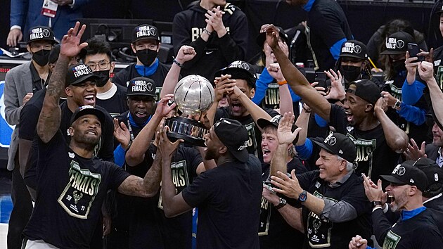 Basketbalisté  Milwaukee Bucks s trofejí pro vítěze Východní konference NBA.