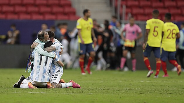 Argentint fotbalist slav postup do finle jihoamerickho mistrovstv, v pozad smutn po prohranm penaltovm rozstelu Kolumbijci.