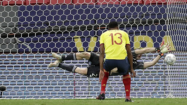 Argentinsk� brank�� Emiliano Mar�inez zasahuje v penaltov�m rozst�elu v semifin�le jihoamerick�ho �ampion�tu, Yerry Mina z Kolumbie sv�j pokus neprom�nil.
