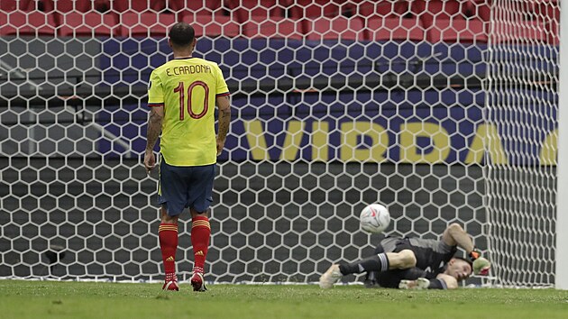 Argentinsk brank Emiliano Marinez zasahuje v penaltovm rozstelu v semifinle jihoamerickho ampiontu, Edwin Cardona z Kolumbie u v, e je zle.
