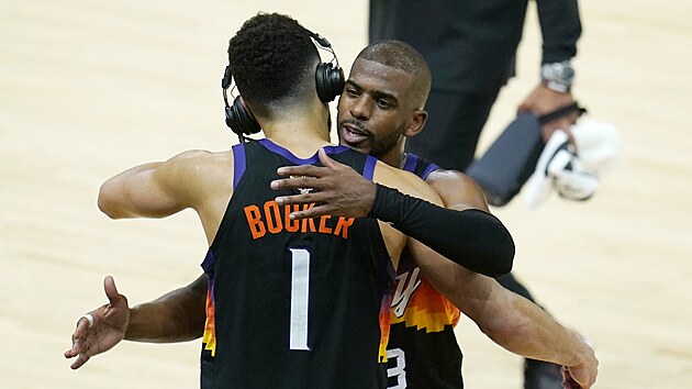 Devin Booker a Chris Paul slav vhru Phoenix Suns.