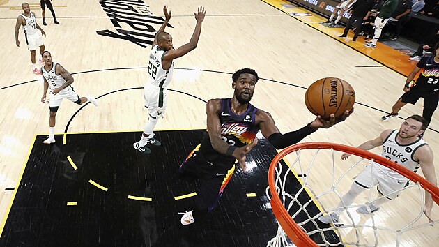 Deandre Ayton z Phoenixu zakonuje v utkn proti Milwaukee.