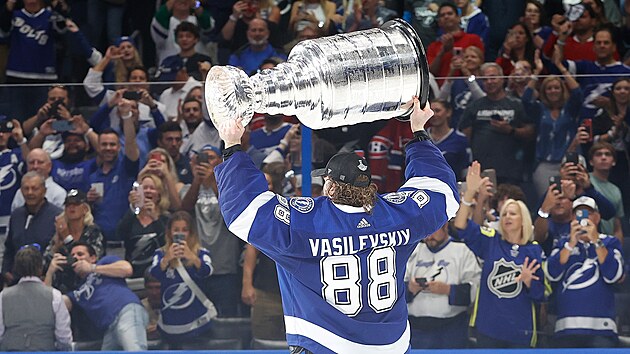 Brank Tampa Bay Lightning Andrej Vasilevskij s trofej pro vtze Stanley Cupu.