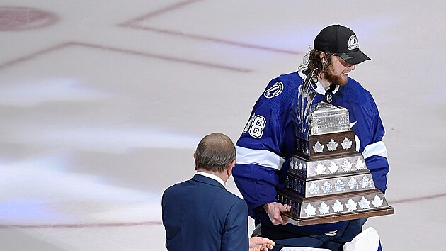 Brank Tampa Bay Lightning Andrej Vasilevskij s trofej pro nejlepho hre play off NHL.