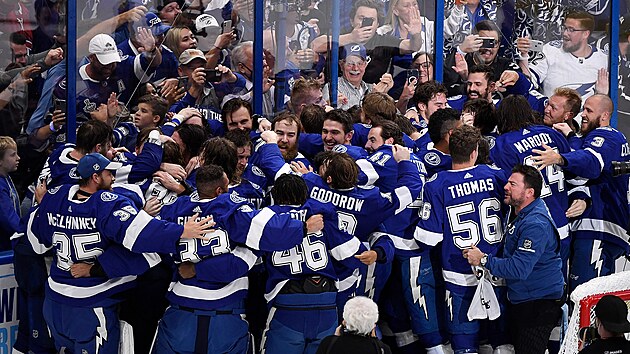 Hokejisté Tampa Bay Lightning slaví obhajobu Stanley Cupu.