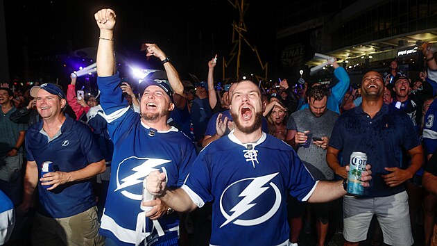 Fanoušci Tampa Bay Lightning slaví obhajobu Stanley Cupu.