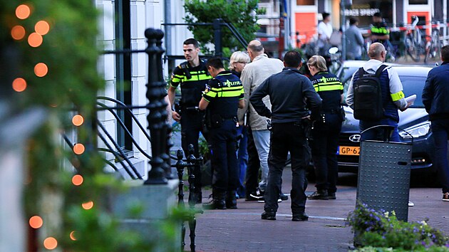 V nizozemskm Amsterdamu na ulici postelili znmho novine. (6. ervence 2021)
