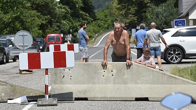 Muž stojí u provizorně uzavřeného hraničního přechodu se Slovenskem v Brumově-Bylnici. Přechod je jedním z těch, které slovenská vláda kvůli obavám ze šíření koronaviru uzavřela (7. července 2021).