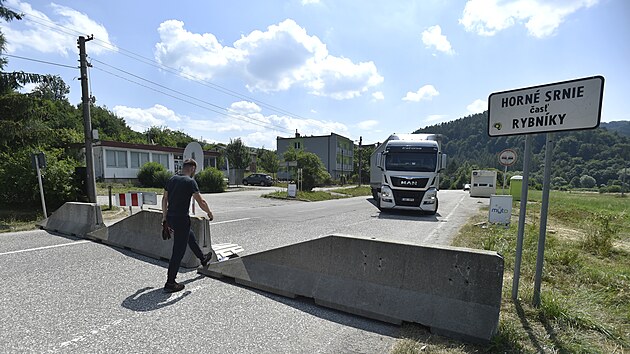Kamion stojí na slovenské straně u provizorně uzavřeného česko-slovenského hraničního přechodu Brumov-Bylnice/Horné Srnie (7. července 2021).