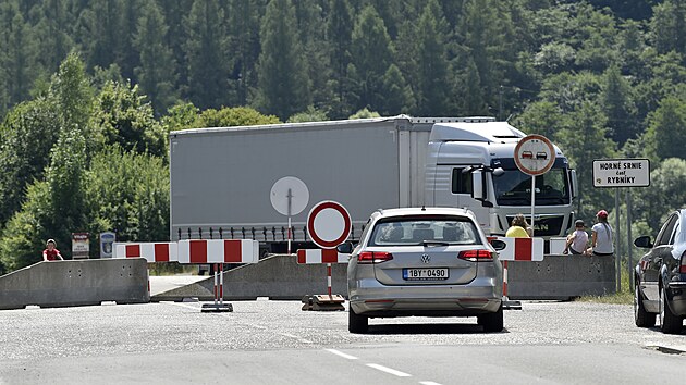 Automobil couvá od provizorně uzavřeného hraničního přechodu se Slovenskem v Brumově-Bylnici (7. července 2021).