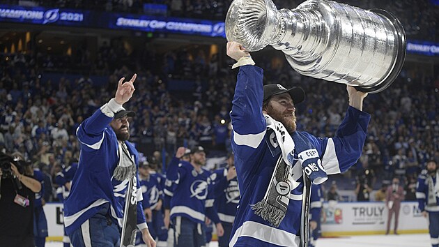 tonk Tampy Brayden Point zved Stanley Cup nad hlavu.