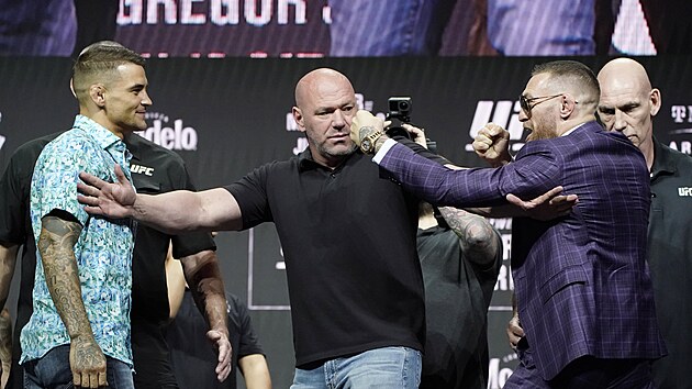 Prezident UFC Dana White se snaží udržet od sebe MMA zápasníky Conora McGregora (vpravo) a Dustina Poiriera.