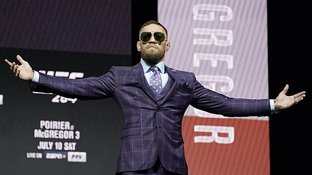 Irský zápasník Conor McGregor přišel na tiskovou konferenci před zápasem v UFC ve velkém stylu. Urážkami nešetřil.
