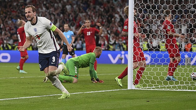 Anglick� kapit�n Harry Kane se raduje pot�, co �sp�n� dorazil svou neprom�n�nou penaltu v duelu s D�nskem.