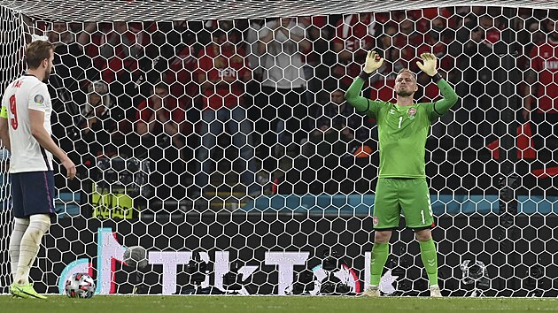 Anglick� kapit�n Harry Kane se chyst� zahr�vat penaltu na d�nsk�ho brank��e Kaspera Schmeichela.