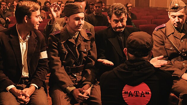 Hlavní roli rektora Stříteského si zahrál mezi vojáky sedící Radim Fiala.